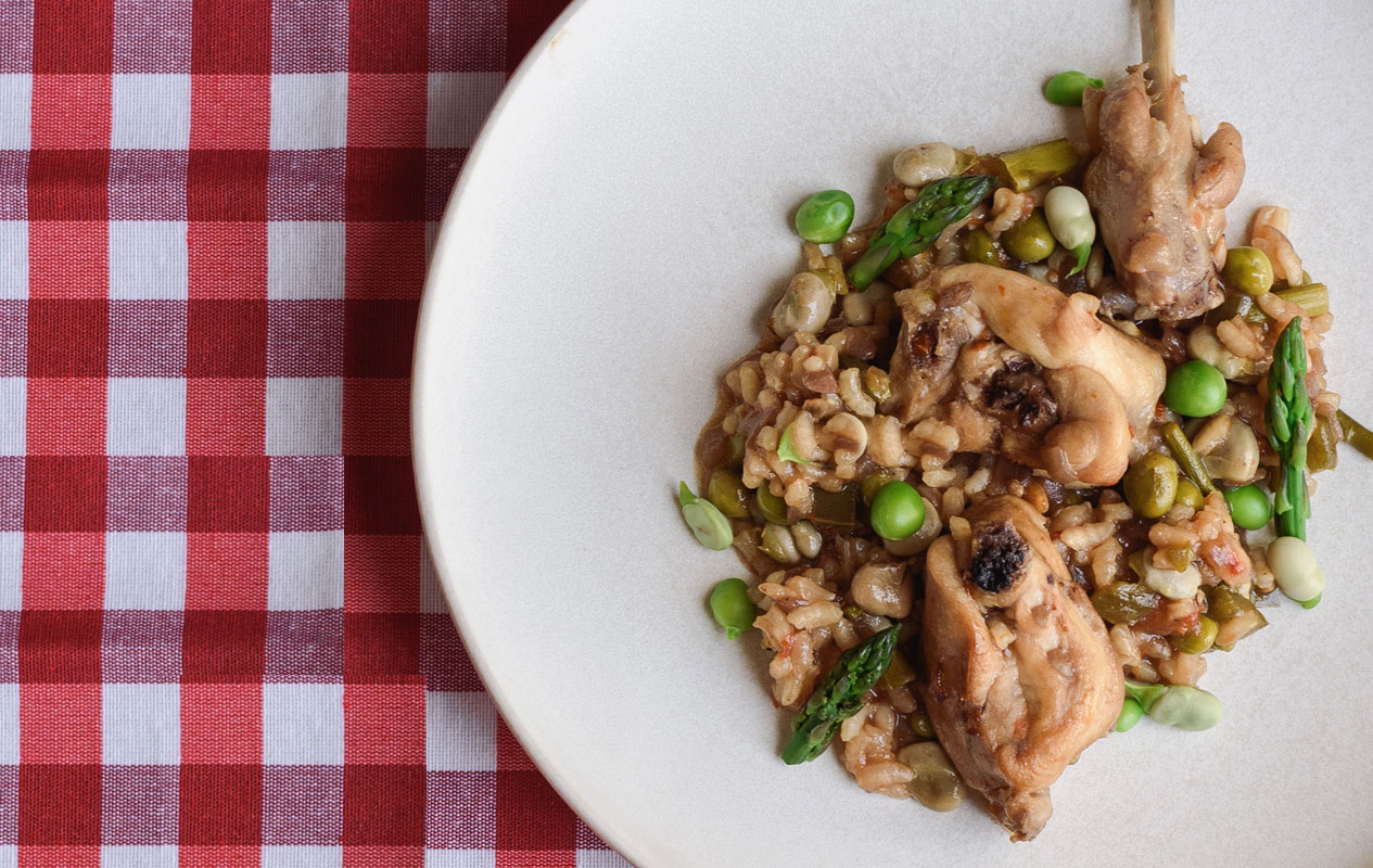 Arroz con conejo, guisantes, habas y espárragos