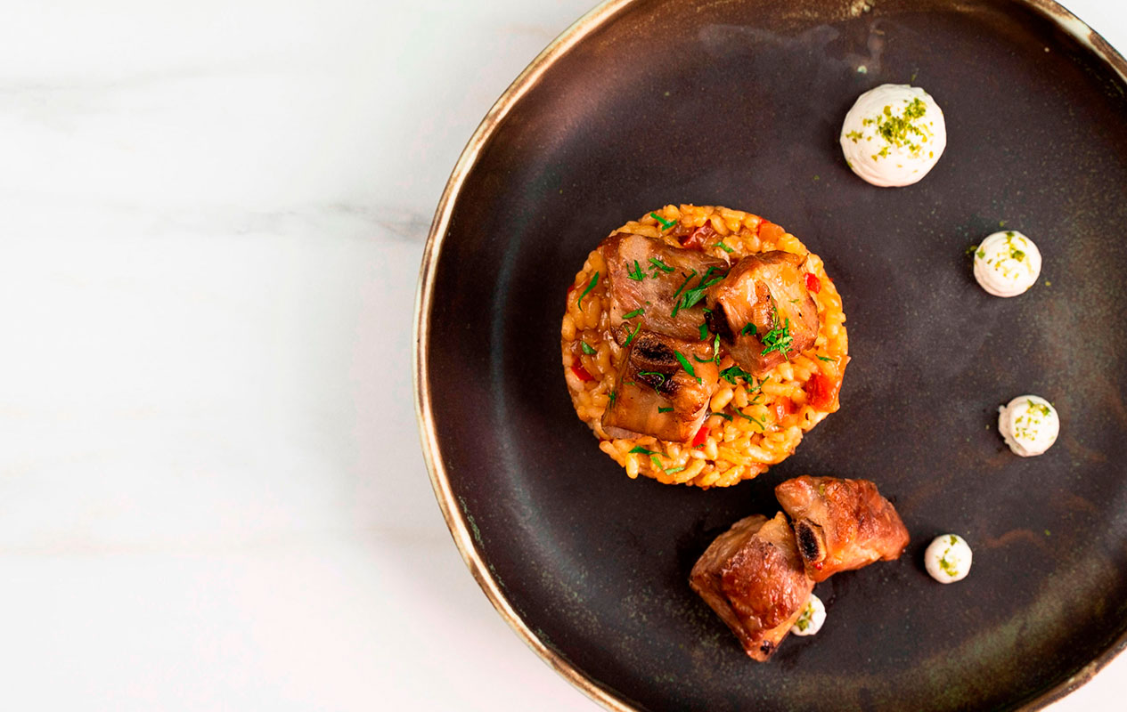 Arroz con costillar de cerdo y alioli