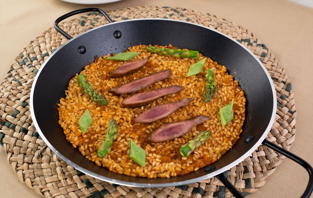 Arroz seco con pluma ibérica, espárragos y judías verdes