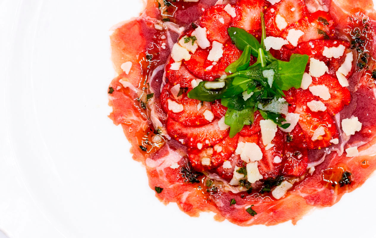 Carpaccio de solomillo de cerdo ibérico con fresas