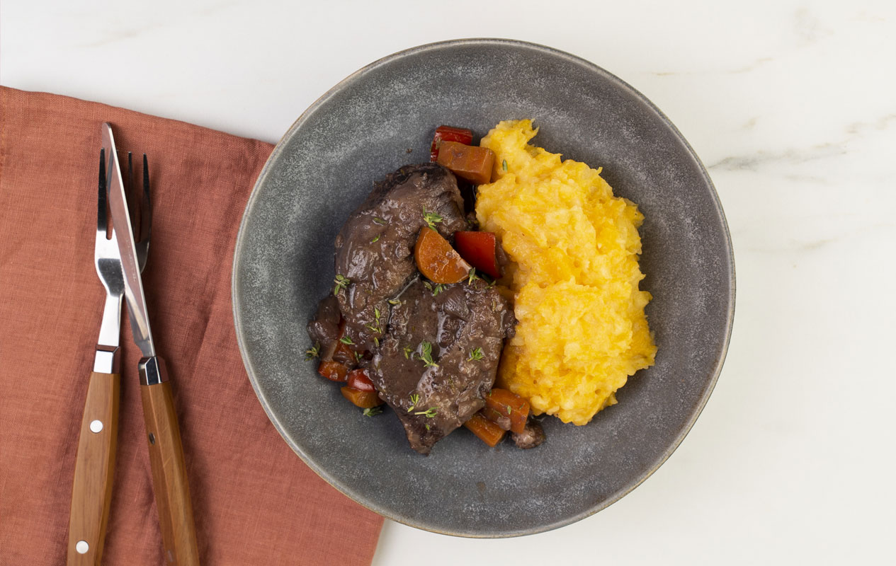 Carrillera de cerdo al vino tinto con calabaza