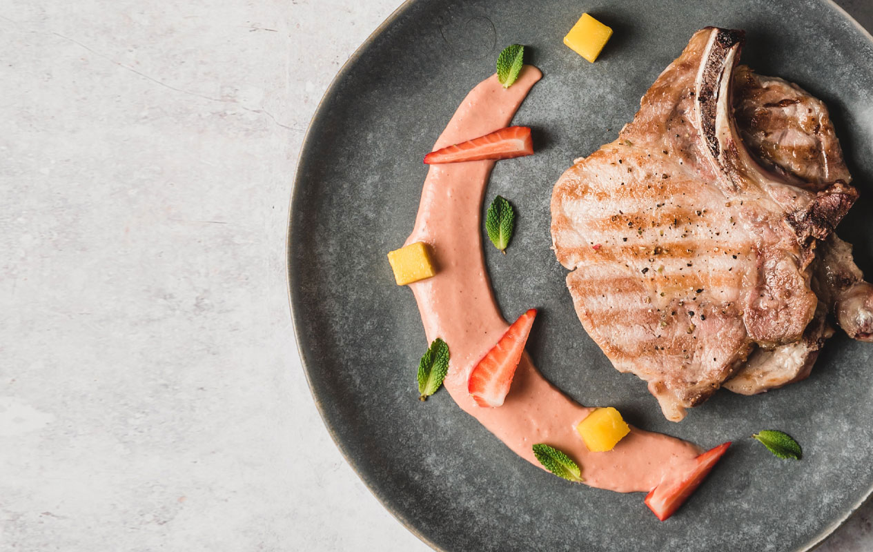 Chuletas de cerdo con salsa de mango, fresones y yogur