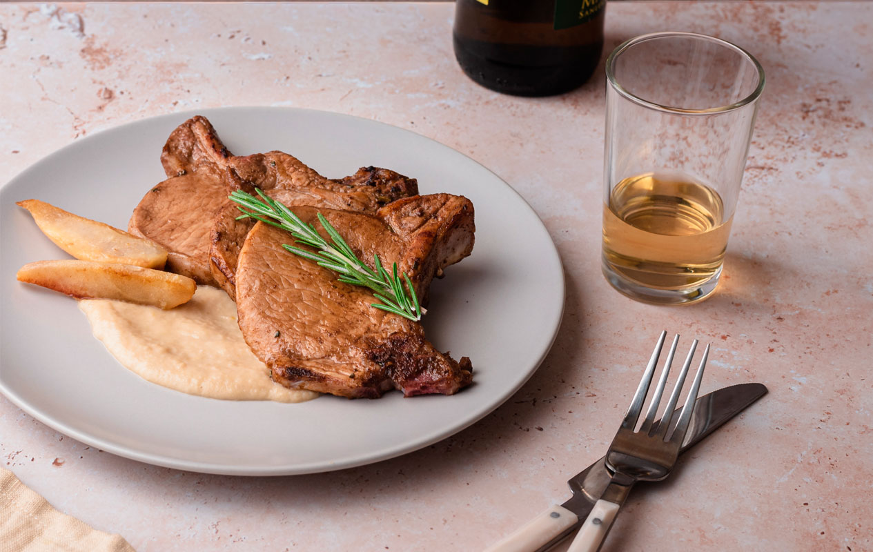 Chuletas de cerdo con salsa de peras