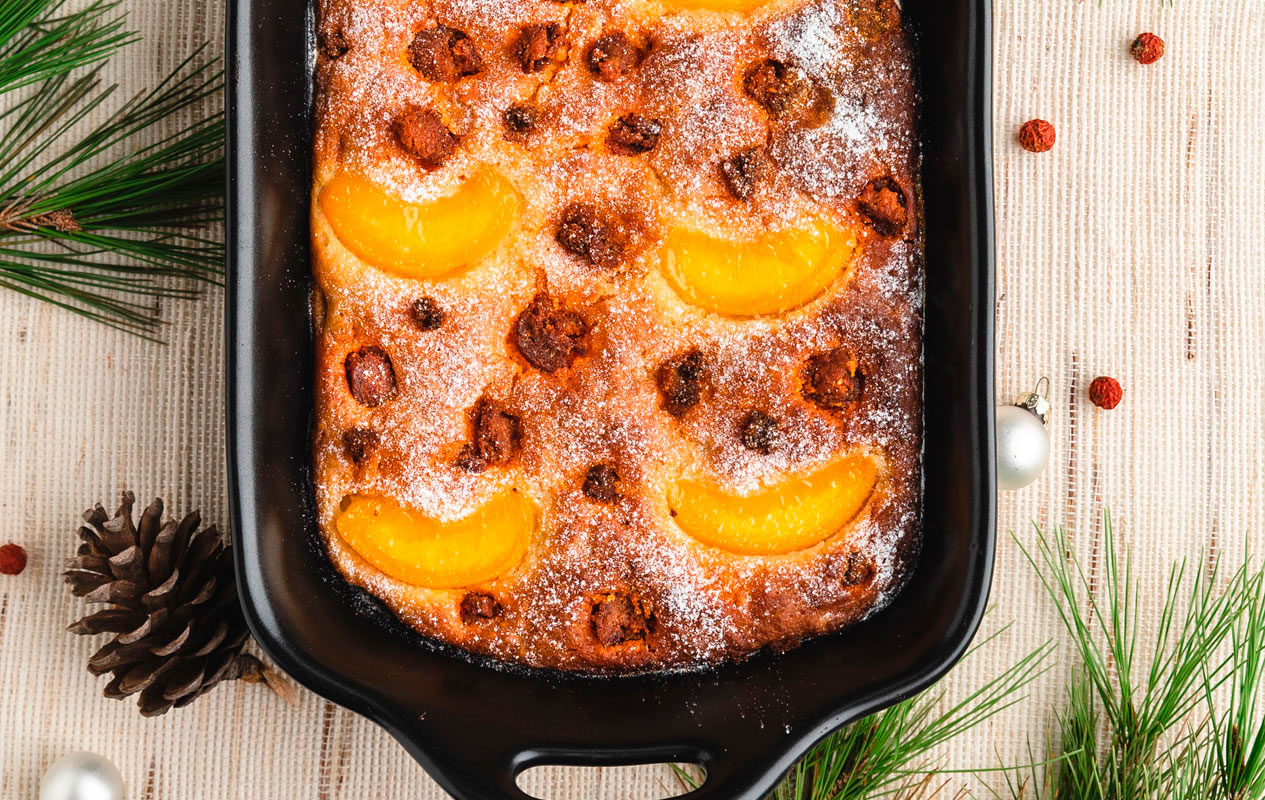 Coca de sobrasada con melocotones y naranja