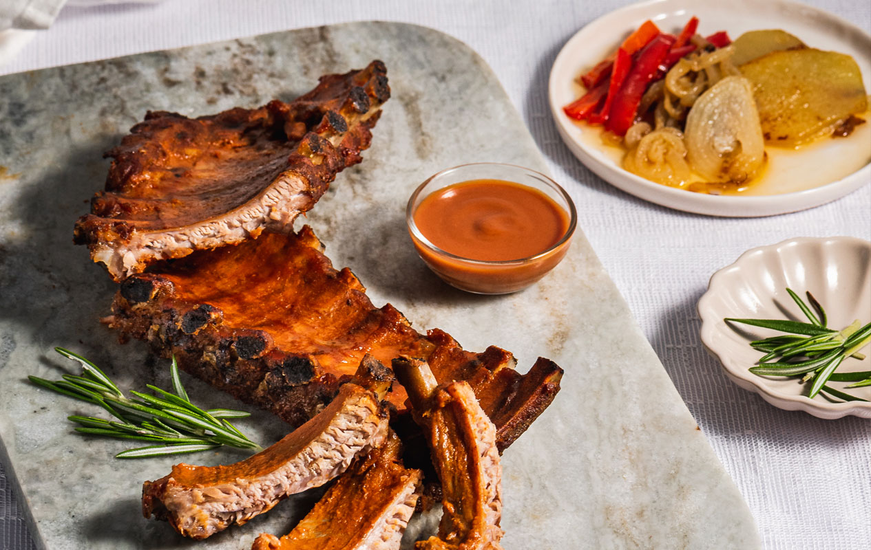 Costillar de cerdo con salsa barbacoa estilo mediterráneo