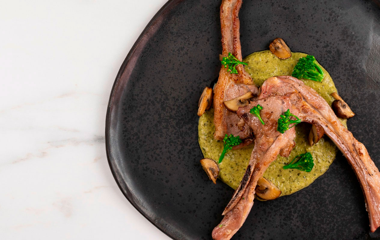 Costillas de cordero con salsa de berros