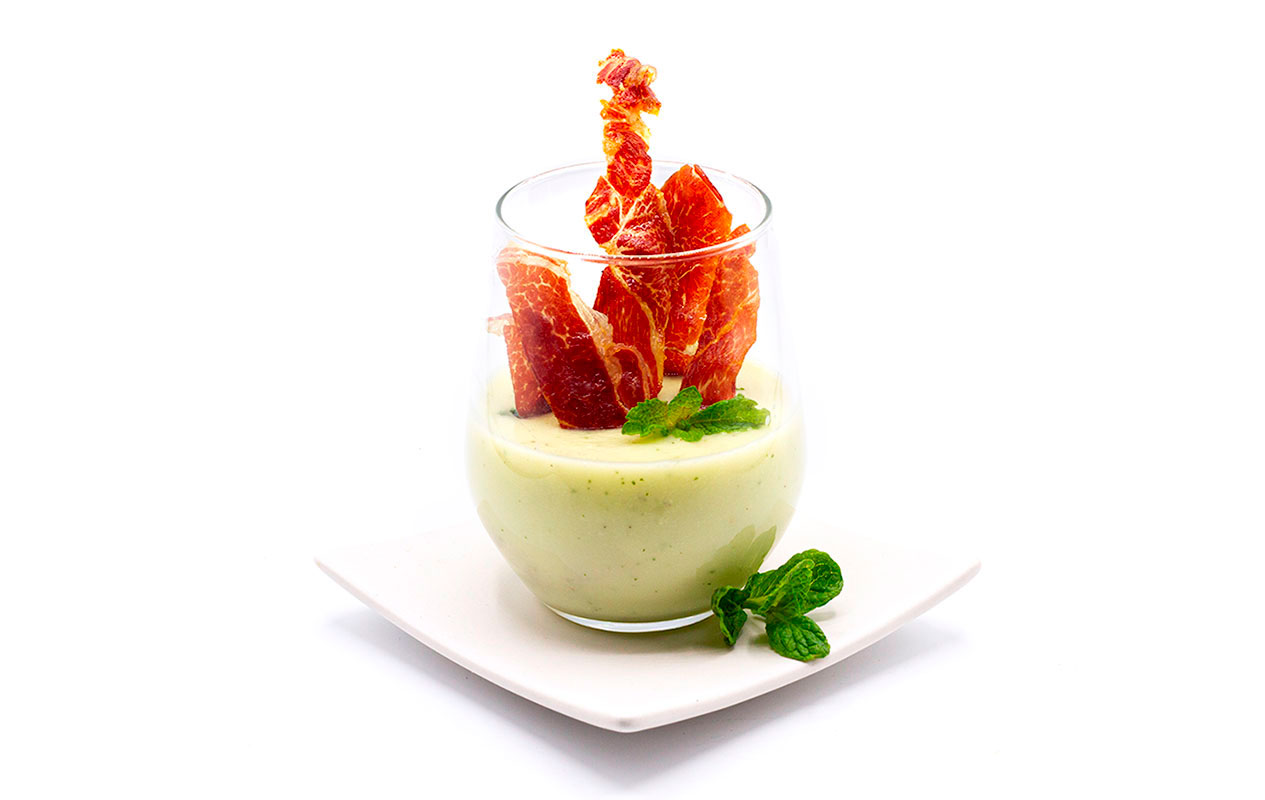 Crema fría de melón con crujiente de jamón y menta