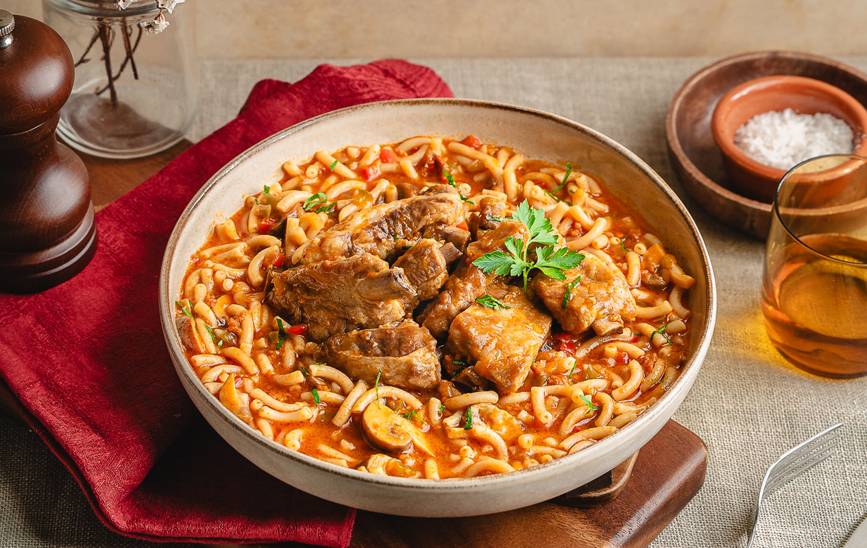 Fideos a la cazuela con costilla de cerdo y sobrasada