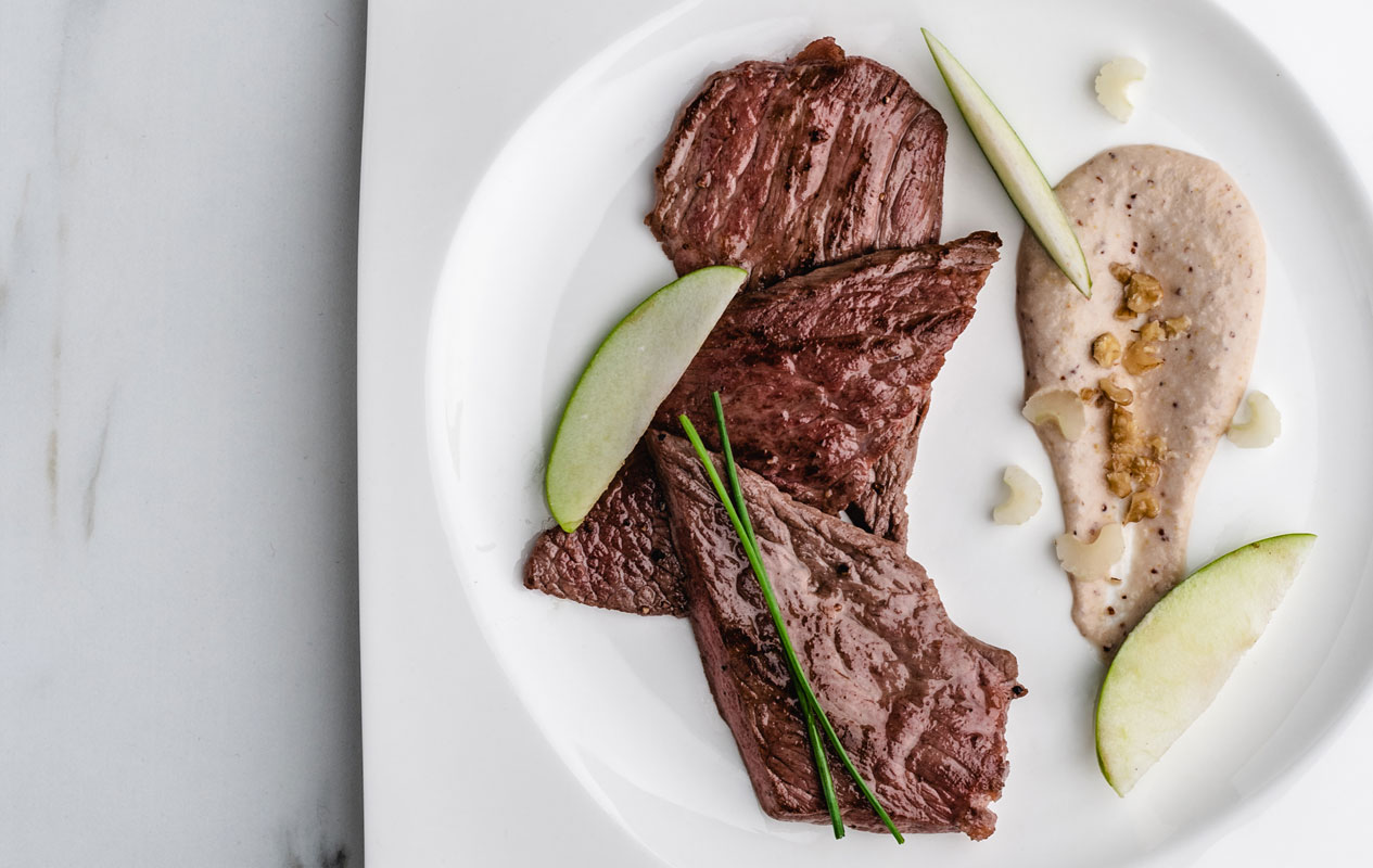 Filets de vedella amb salsa d’api, poma i nous