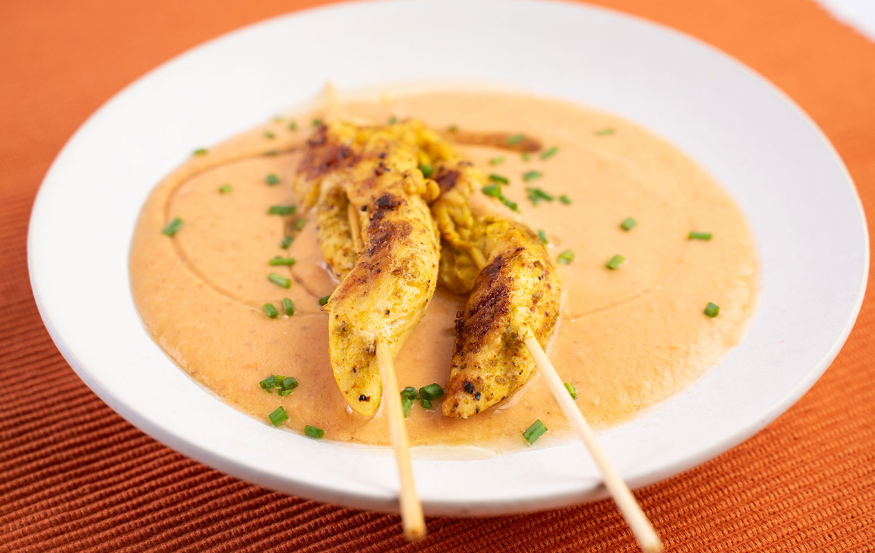 Gazpacho de melocotón con brocheta de pollo