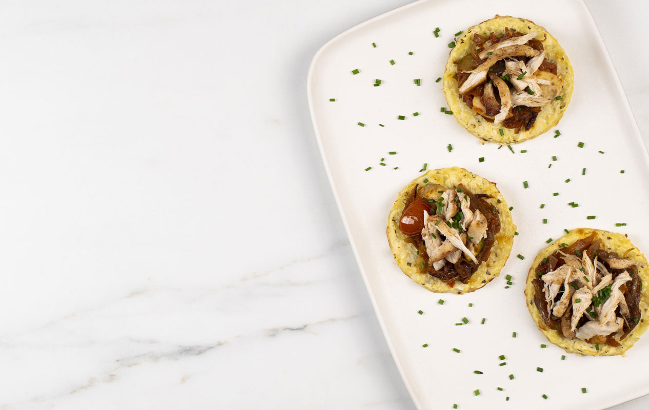 Mini pizzas de coliflor con pollo especiado