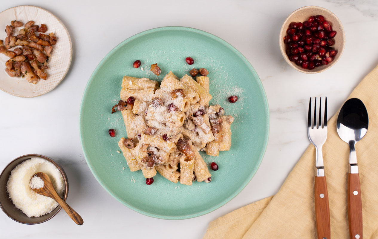 Rigatoni amb cansalada, salsa de nous i magrana