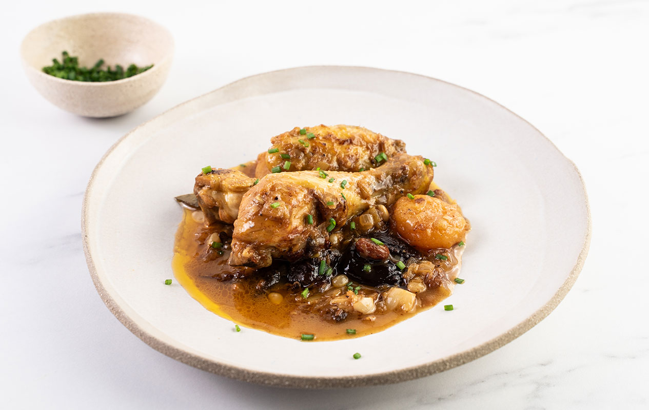 Pollo guisado con ciruelas y piñones