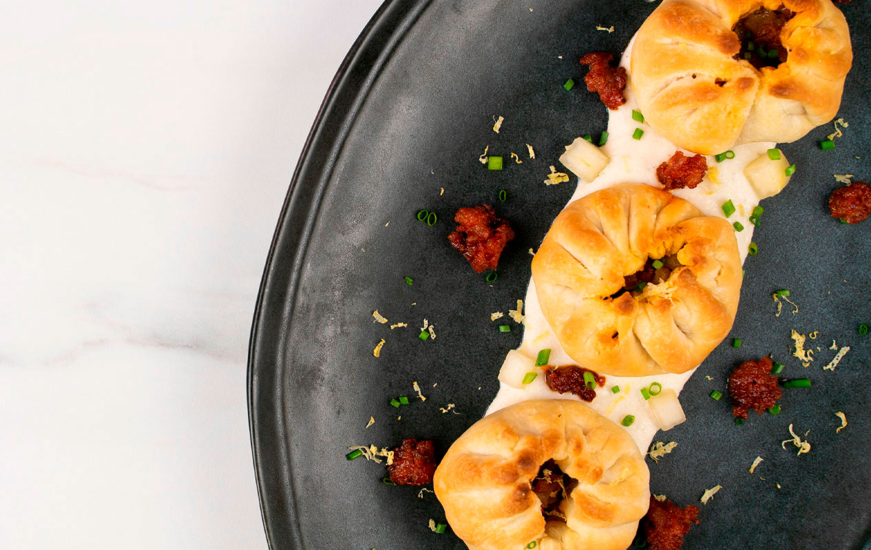 Saquitos de chistorra con pera y salsa de coliflor