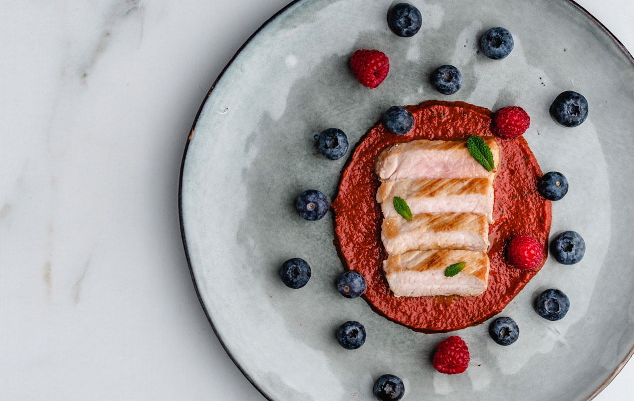 Secreto de cerdo con zanahoria, frutos rojos y menta