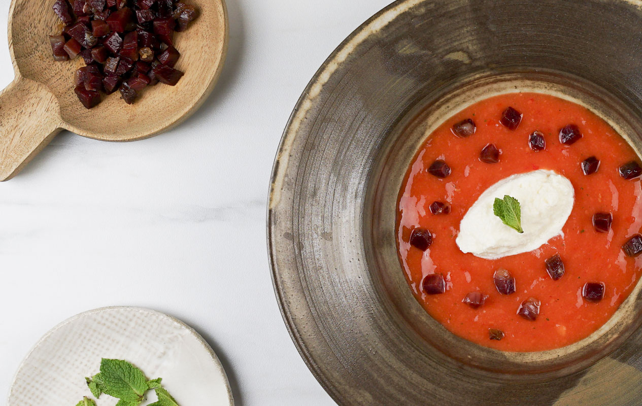 Sopa fría de mango con helado de queso mahonés y jamón