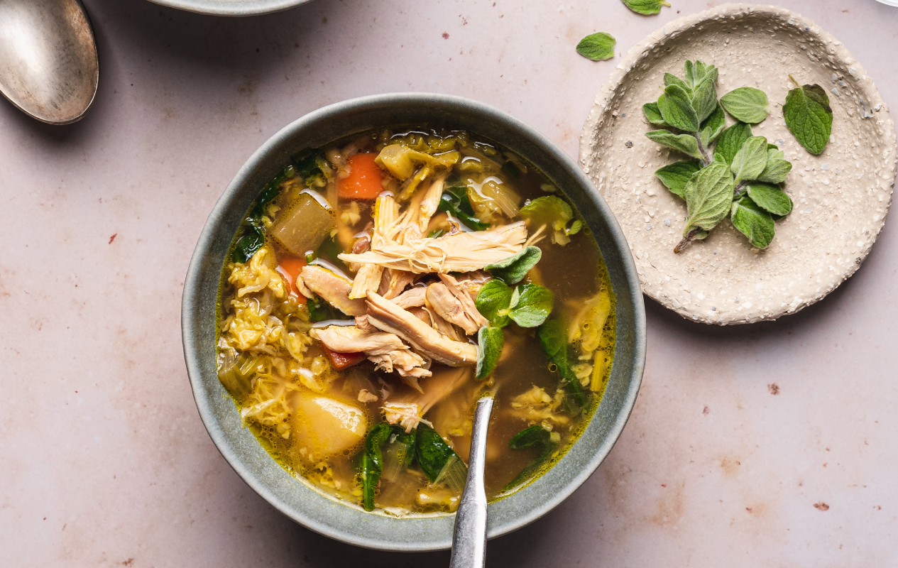 Sopa con pollo, cúrcuma y orégano