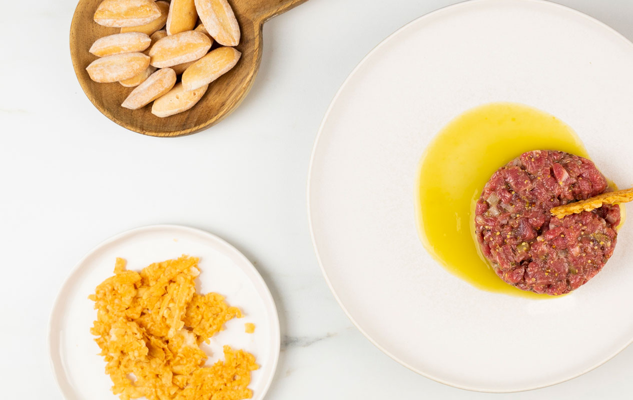 Steak tartar con jugo de piparras y crujiente de parmesano 