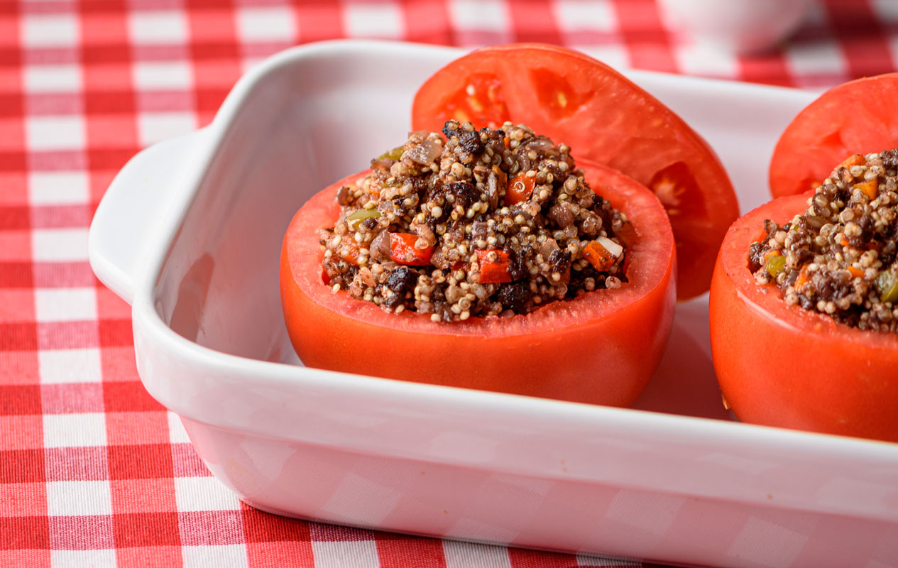 Tomàquets farcits de botifarró i quinoa