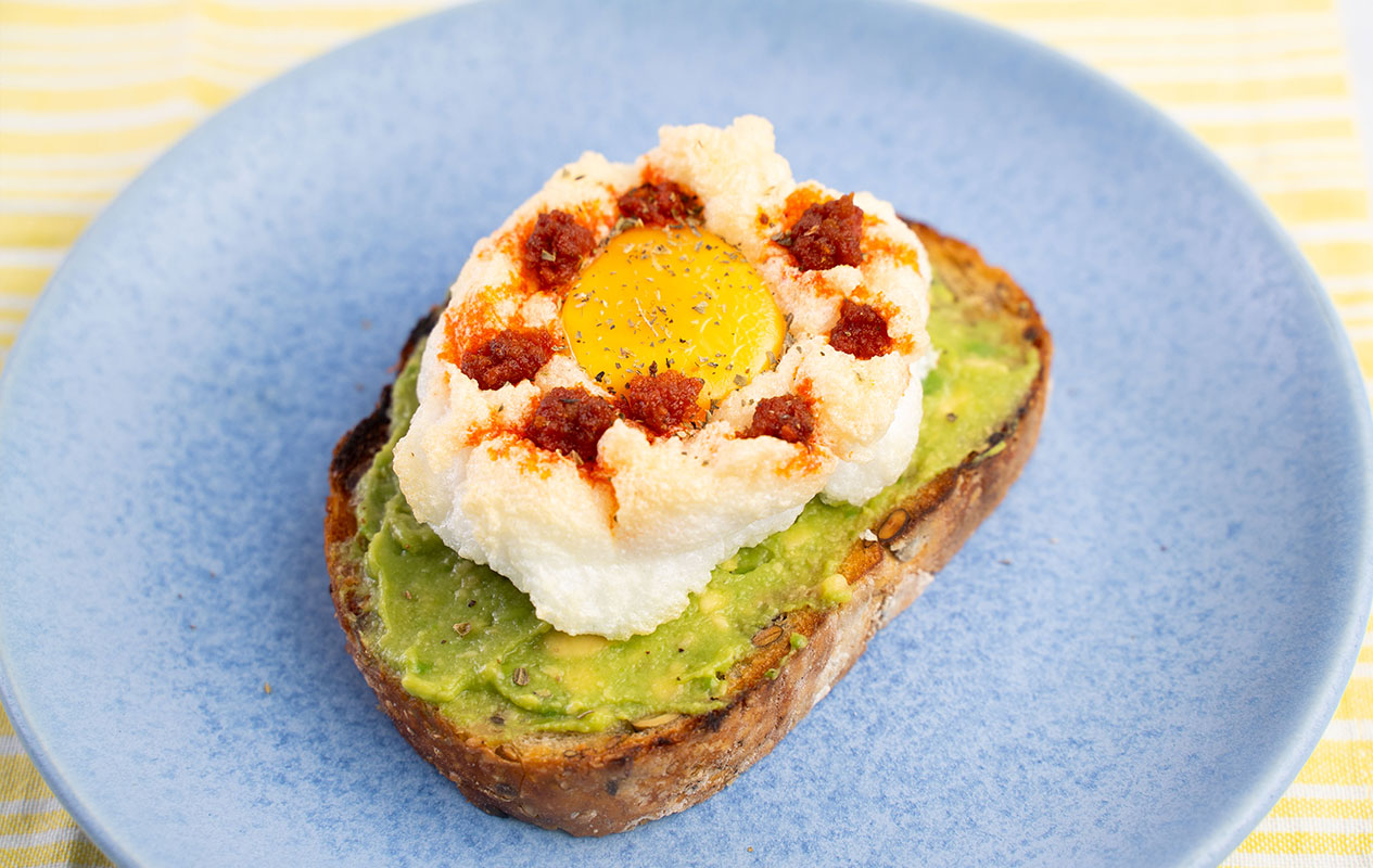 Tostada de huevo nube con sobrasada y aguacate