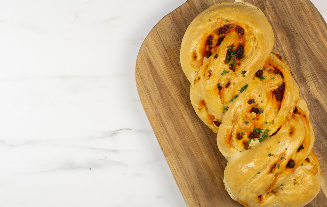 Trenza de sobrasada con queso y limón